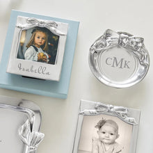 Load image into Gallery viewer, Mariposa Bow Round Dish
